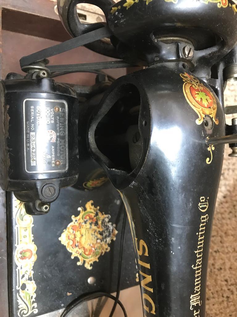 Singer Vintage Portable Camelback Cased Sewing Machine