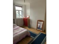 CLEAN SIMPLE DOUBLE ROOM in LEYTON, E10 6JH IN AN UPSTAIRS FLAT for £625pcm..AVAILABLE 1st Sept.