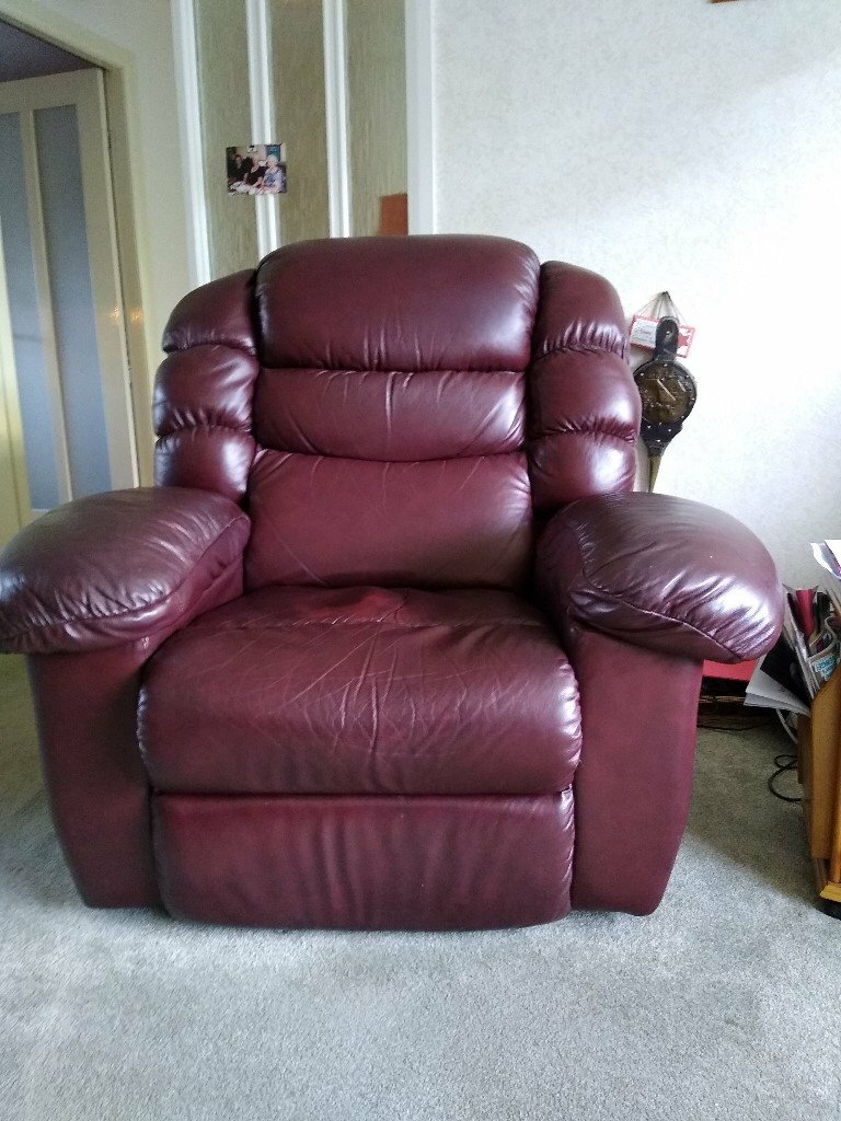 2 Lazyboy Leather Recliner Armchairs in Strathaven, South Lanarkshire