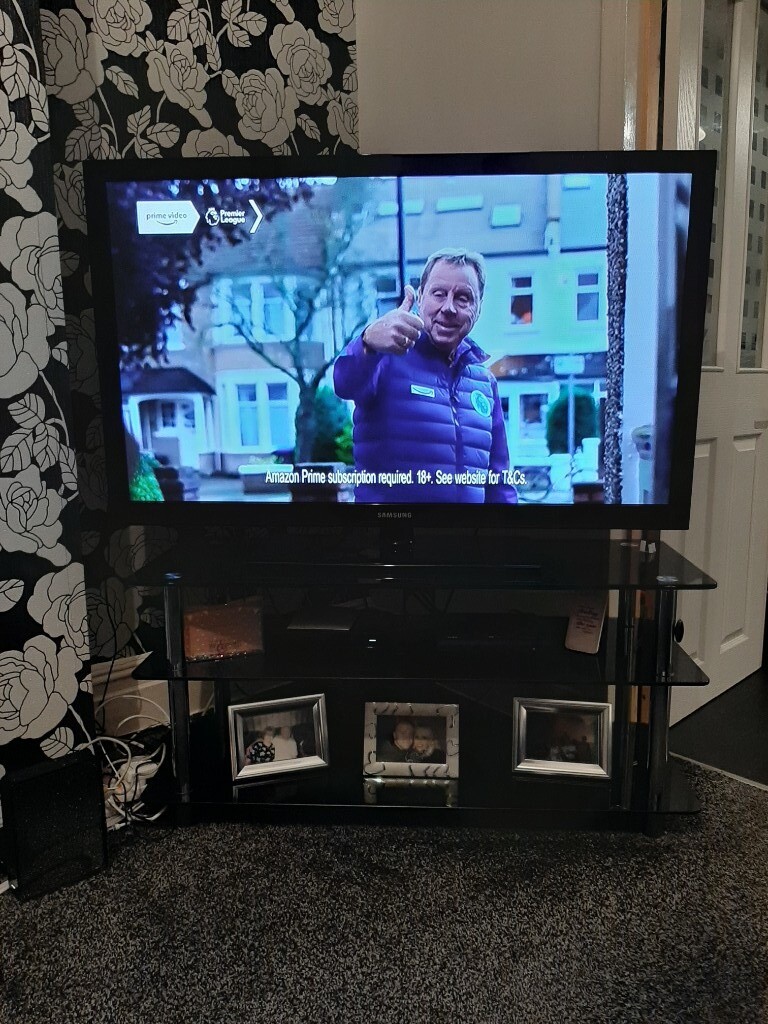 SAMSUNG 50 INCH TV WITH BLACK GLASS STAND. in Oldham, Manchester