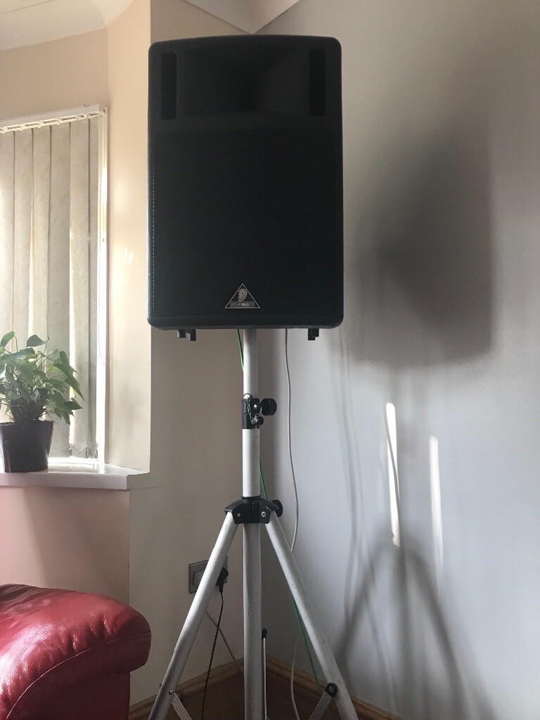 Behringer Ultrawave B300 Active Speaker with Tripod Stand in Hemel