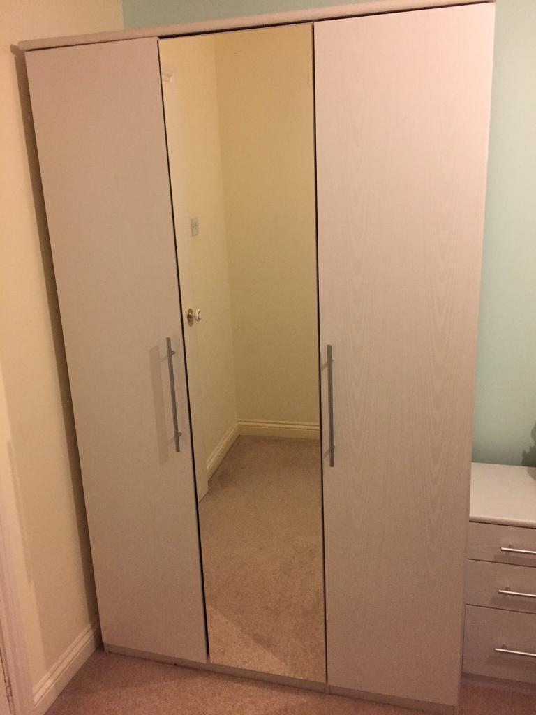 Prague 3 Door Wardrobe And 2 X Bedside Cabinets 3 Draw Colour