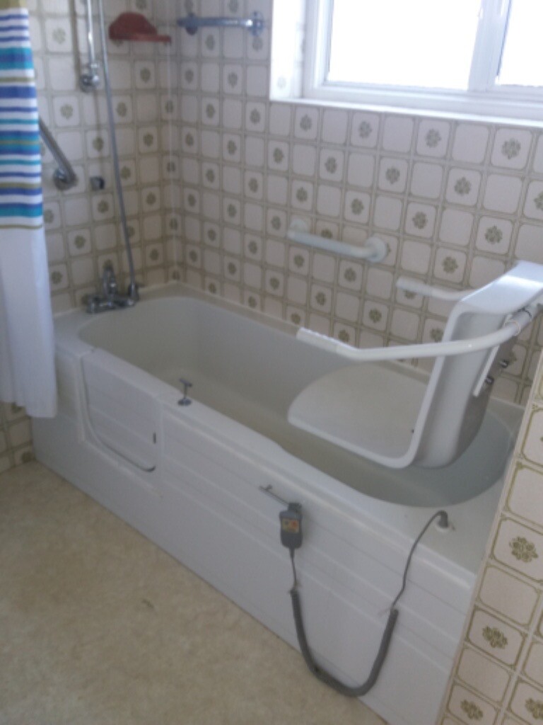 Disabled bath, electric seat raiser in Croydon, London Gumtree