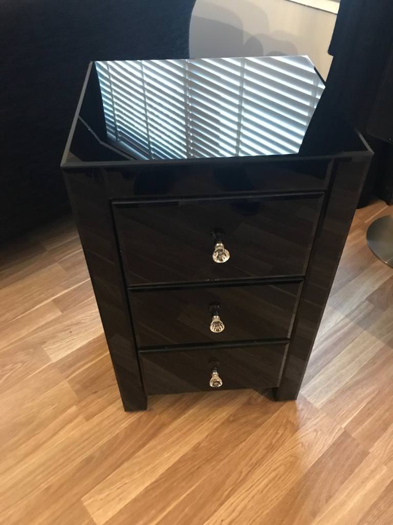 Black high gloss bedside drawers +black gloss dressing table with