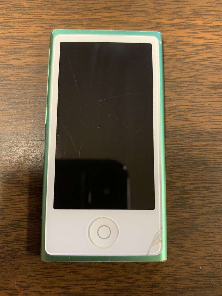 Apple iPod nano 7th Generation Green (16 GB) Bundle - See Pictures