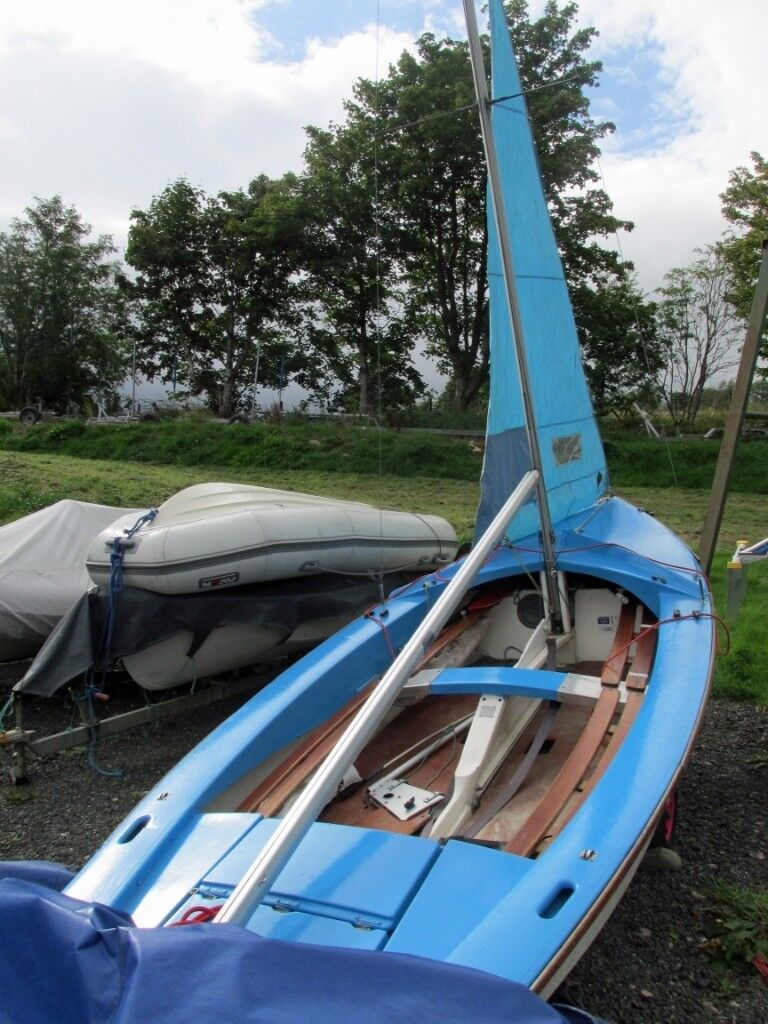 racing sailboat outboard