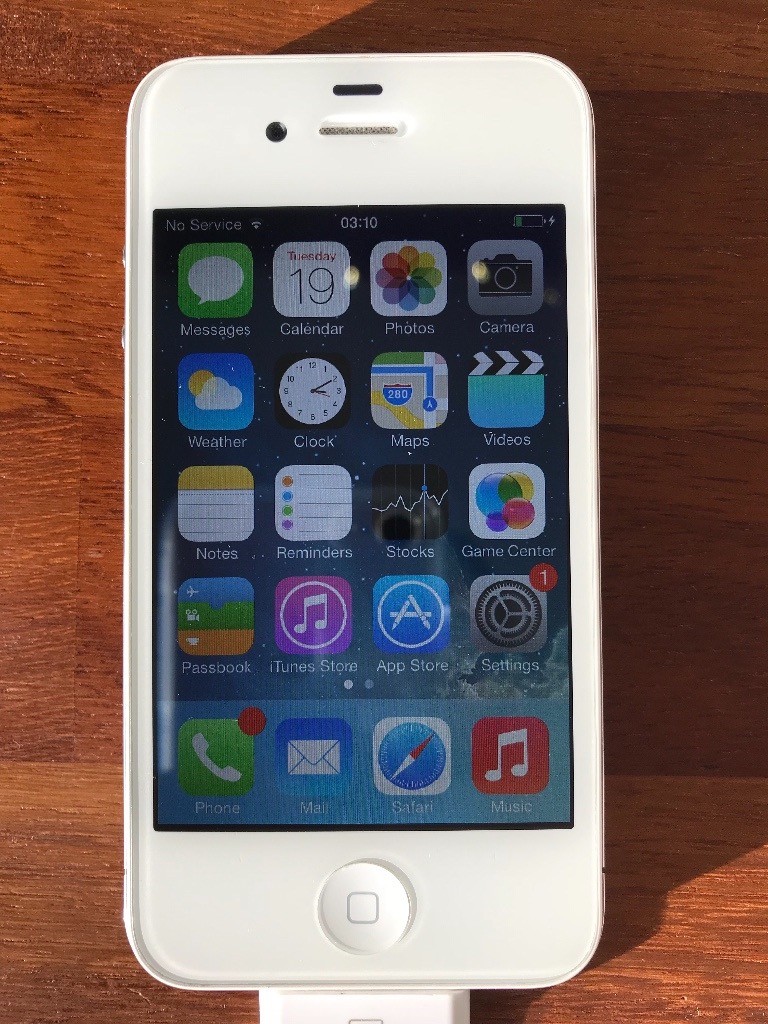 White iPhone 4 8gb unlocked fantastic condition in Bingham