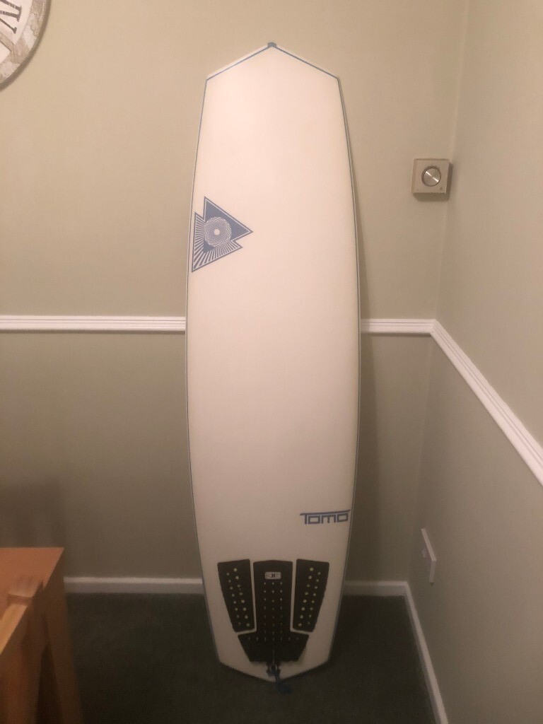 Tomo Vader Surfboard 5ft 9 with tail pad, FCS 2 fins and leash, GREAT CONDITION! in Swansea
