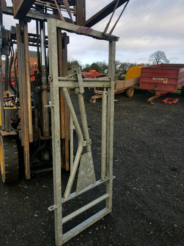 Mobile cattle crush headstock head yoke farm livestock tractor in