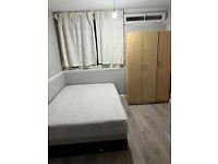 NICE SINGLE/DOUBLE ROOM AVAILABLE NOW FOR 150 WEEKLY - SHADWELL E1 8HS 