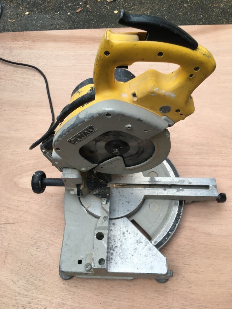 DeWalt DW700 cross cut compound mitre saw..stopped working so spares or