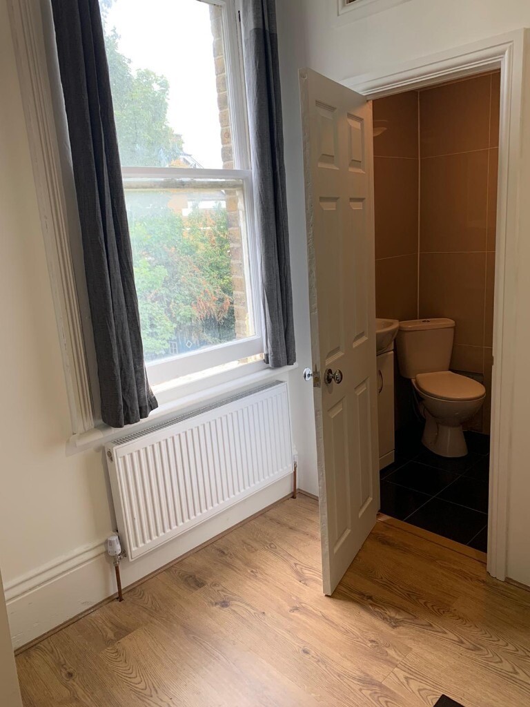DOUBLE BEDSIT ENSUITE WITH SHOWER AND WC THE AVENUE WEST EALING W13