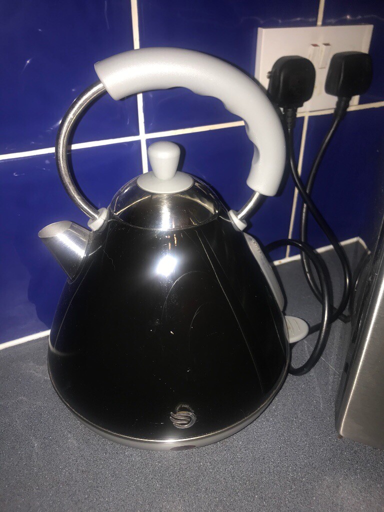 Swan black kettle in Wrexham Gumtree