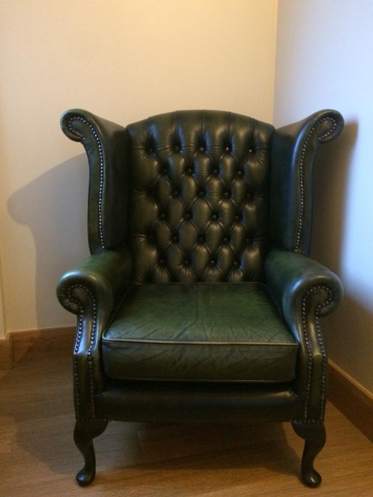 Beautiful Classic Green Leather Chesterfield Queen Anne 
