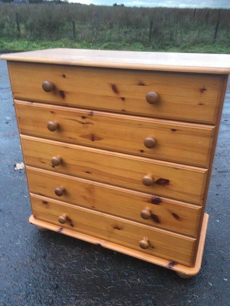 Beautiful solid pine five drawer chest on bun feet in Bonnybridge