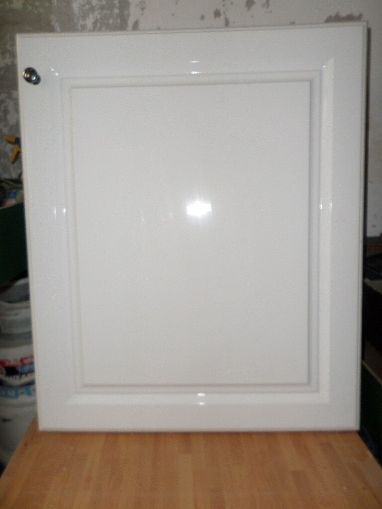 WHITE HIGH GLOSS KITCHEN CUPBOARD DOOR IN GOOD CONDITION | in Croydon