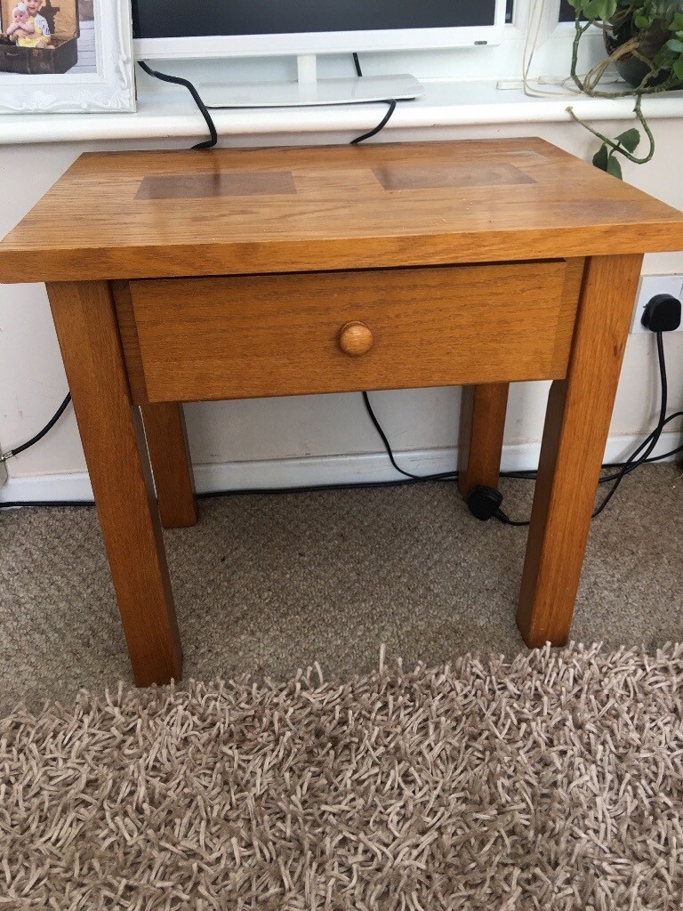 OAK SIDE TABLE WITH DRAWER, EXCELLENT CONDITION. in Carlton Colville