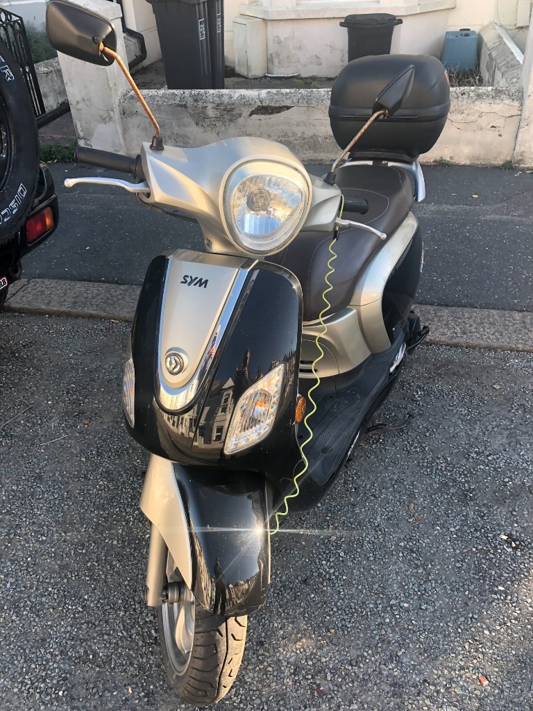 Scooter Sym Fiddle III 125cc (2015) with top box and lock