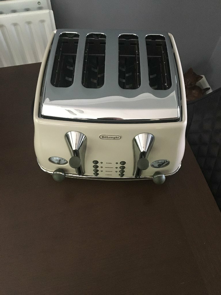 De Longhi 4 slice toaster for sale mint condition as new in