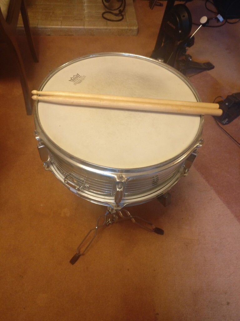 starter drum kit with snare drum stand, Pearl practice pad, drum sticks