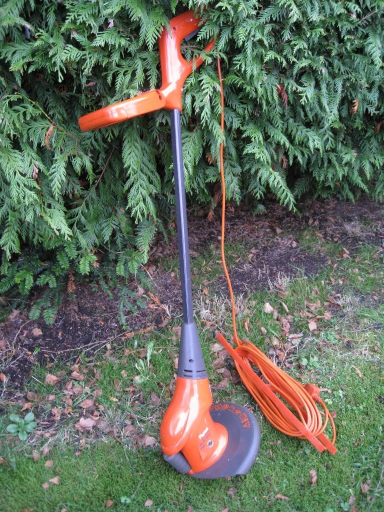 STRIMMER FLYMO MULTITRIM 250 STRIMMER in Finchampstead
