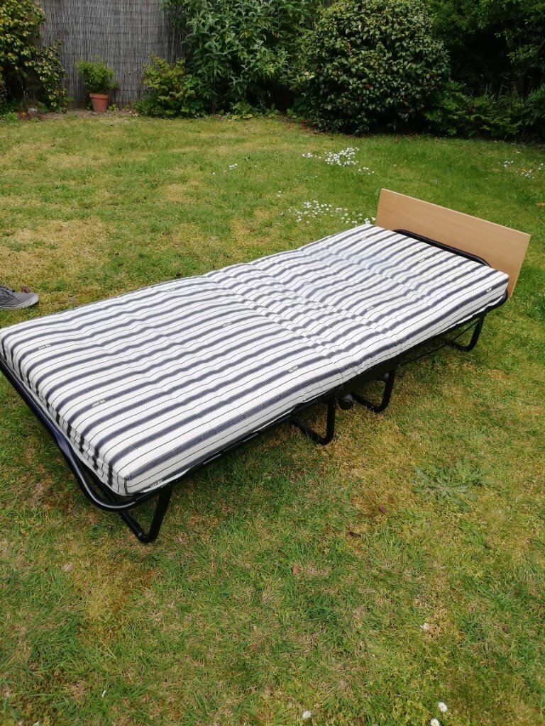 foldable single Zed Bed, hardly used , very good condition in Earley