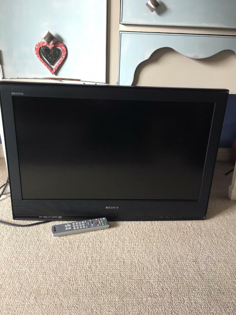 Sony Bravia 32 inch TV with flat mount wall bracket in Totton