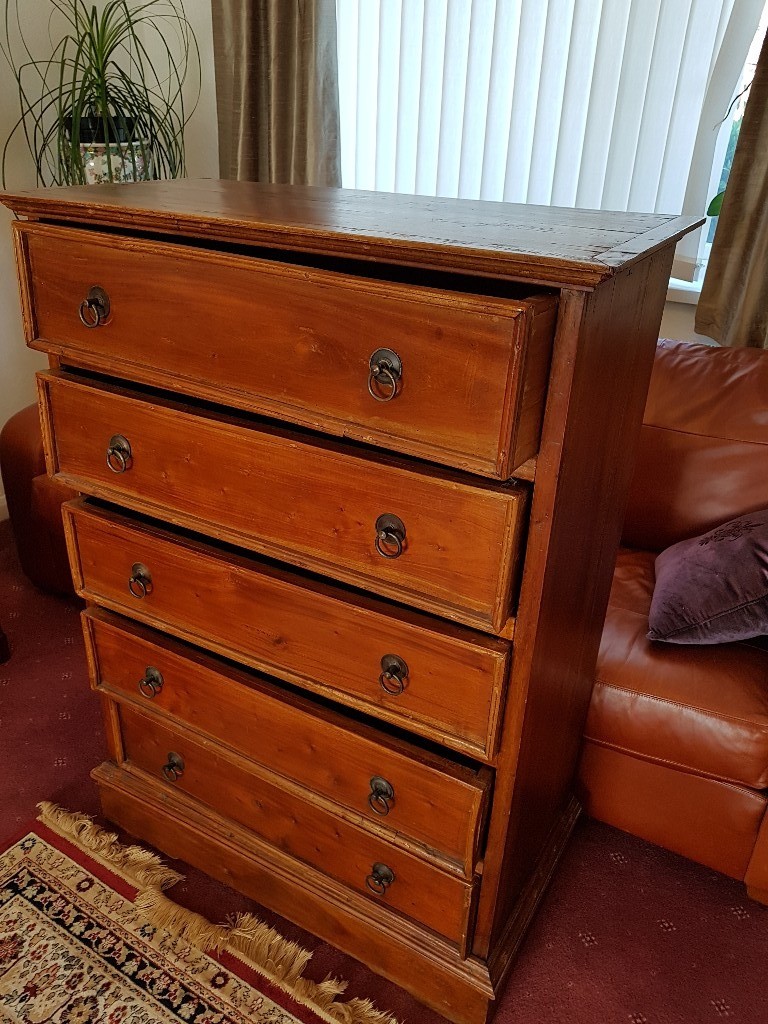 Chest of drwers. Pine. Antique style. 5 drawers. Heght 120 cm. Width