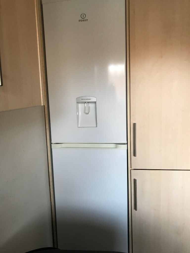 Indesit Freestanding Frost Free Fridge Freezer With Water Dispenser