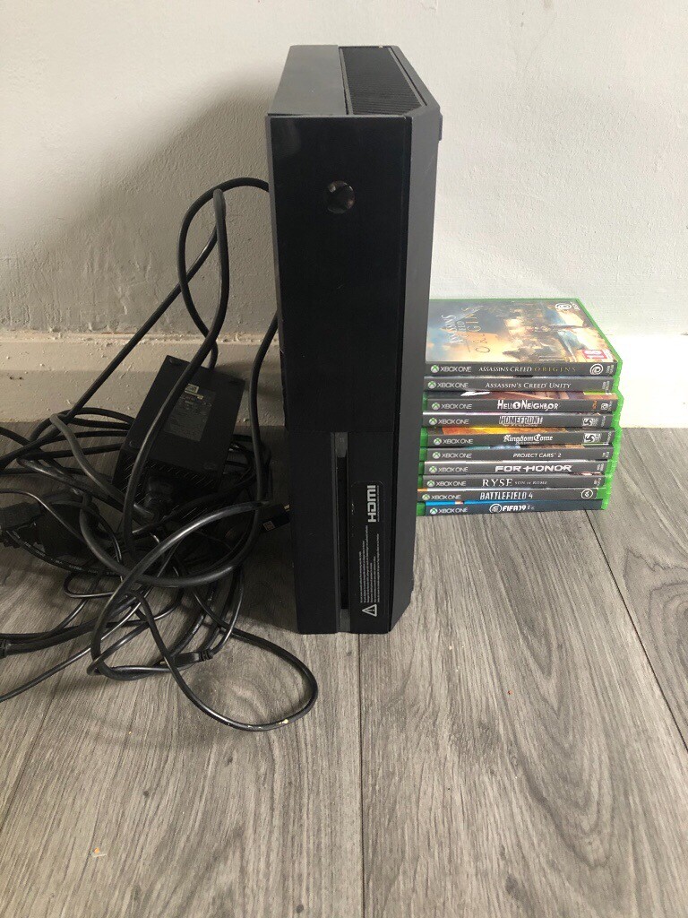 Xbox one and 10 games (disk tray is broken) in Hull, East Yorkshire