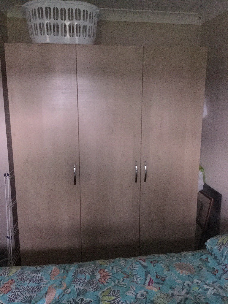 B Q Three Door Wardrobe In Bishopbriggs Glasgow Gumtree