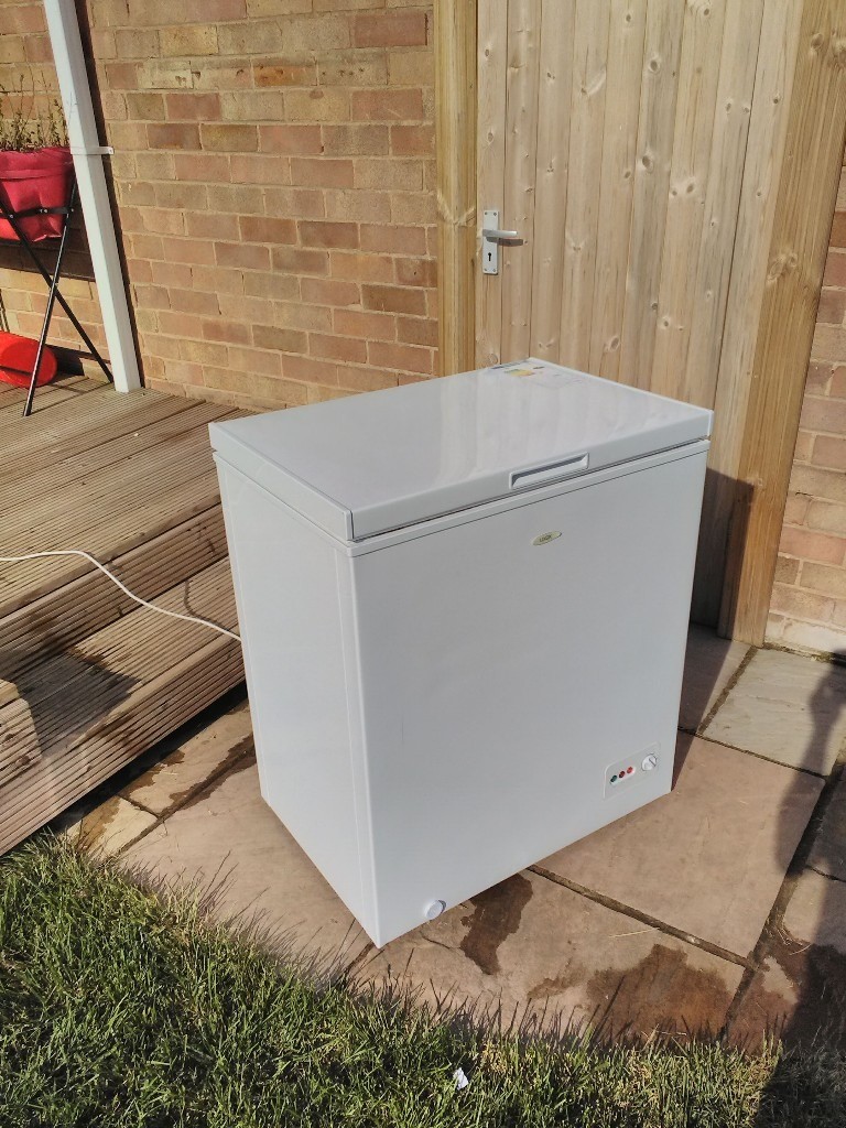 Chest Freezer, 142L with removable top trays in Leamington Spa