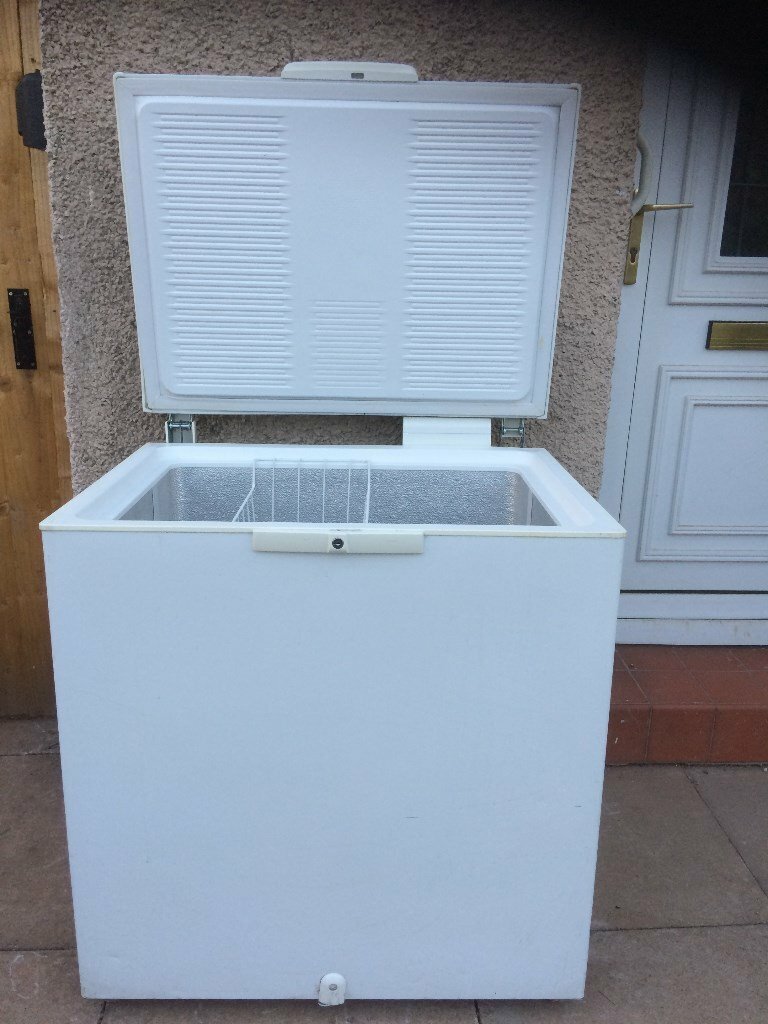 MEDIUM SIZE WHIRLPOOL (200L) CHEST FREEZER IN GOOD WORKING CONDITION in Derby, Derbyshire