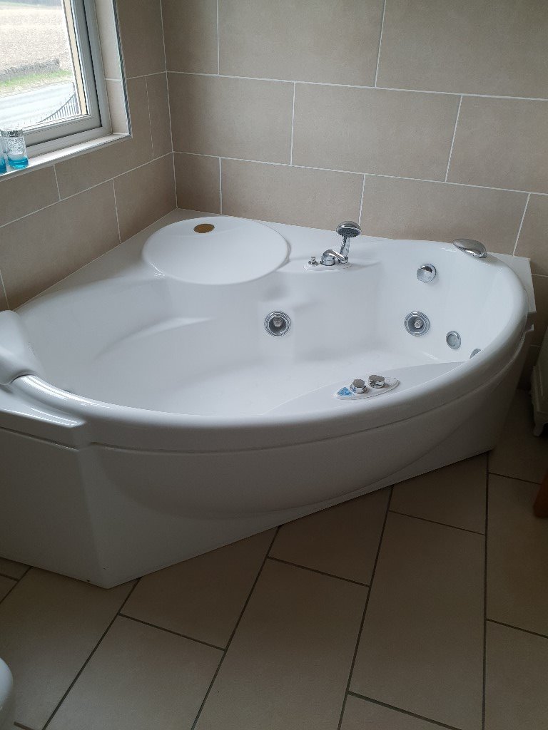 Jacuzzi Corner Bath in Dunfermline, Fife Gumtree