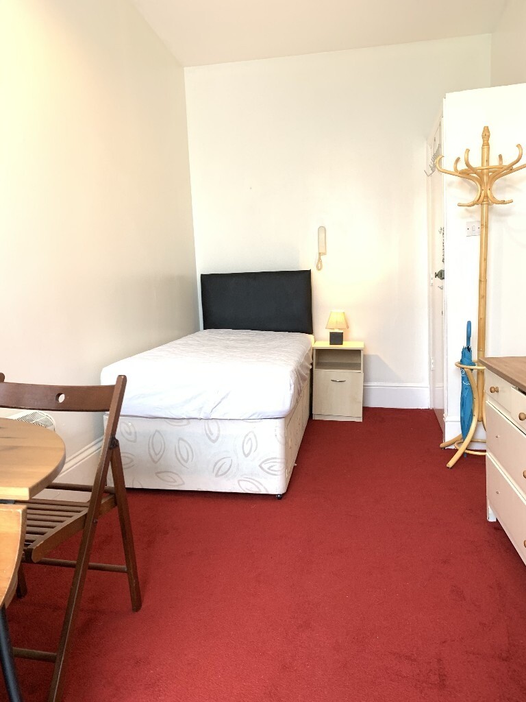 Lovely Spacious Studio (Bedsit) to rent in Bayswater. in Westminster