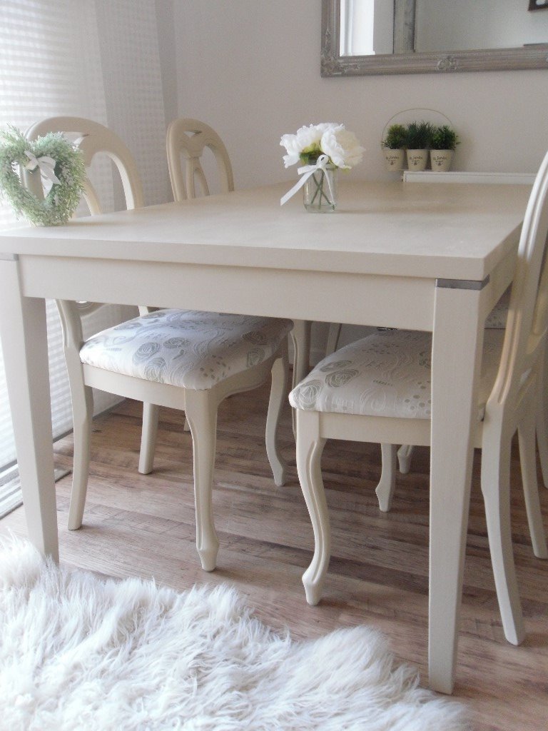 ** STRIKING DINING TABLE AND 4 CHAIRS BEAUTIFULLY RESTORED IN SHABBY