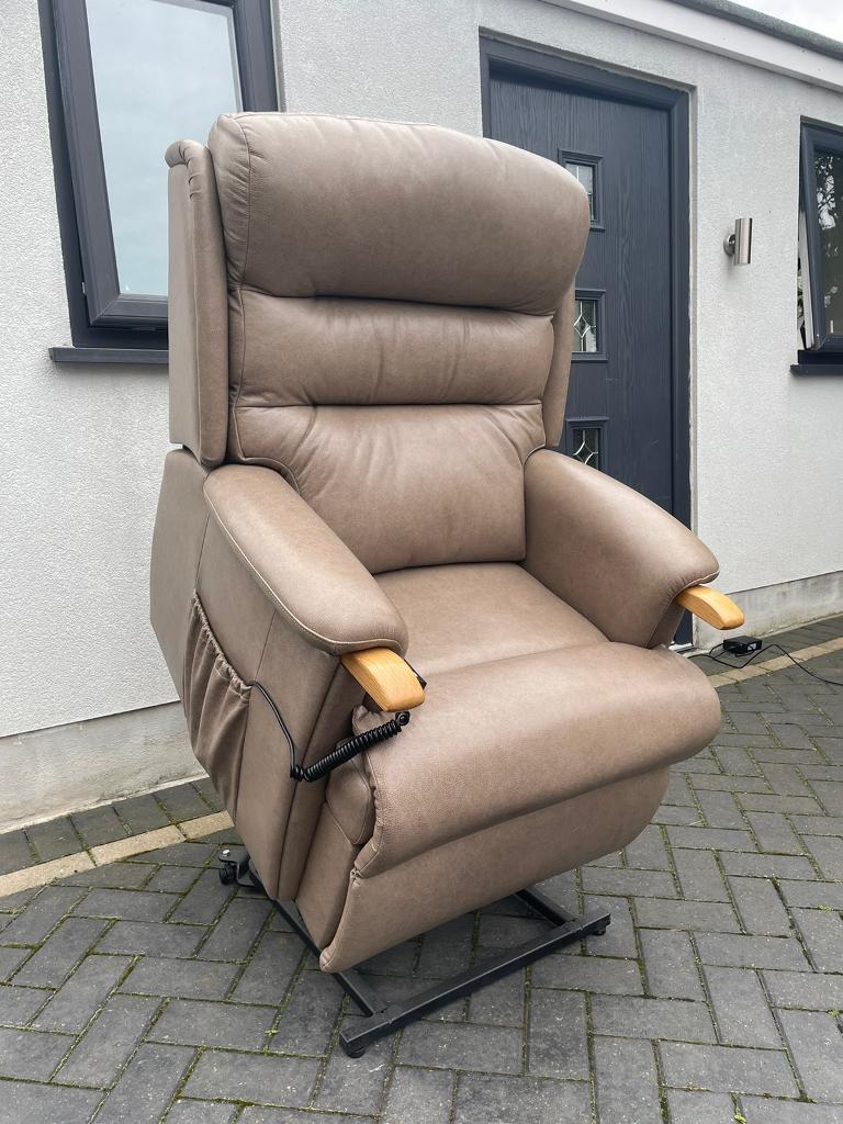 HSL RIPLEY DUAL MOTOR RISER RECLINER CHAI, LEATHER, PETITE SIZE AS NEW