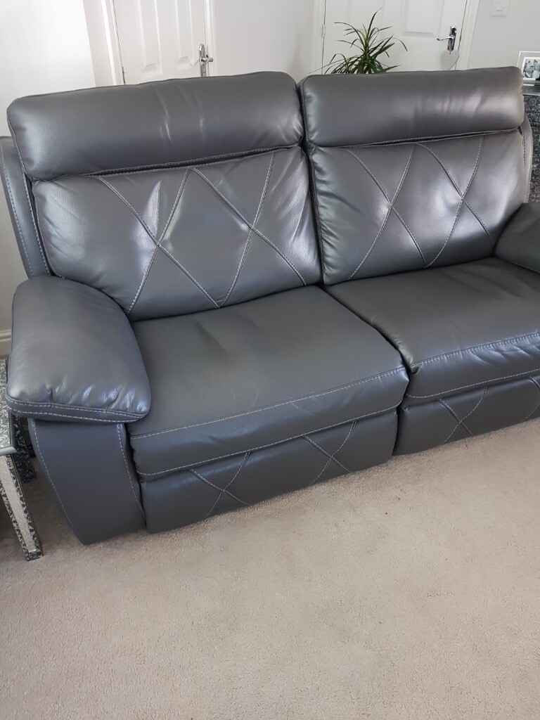 Bargain! Power Recliner 3 Seater Leather Sofa in excellent condition