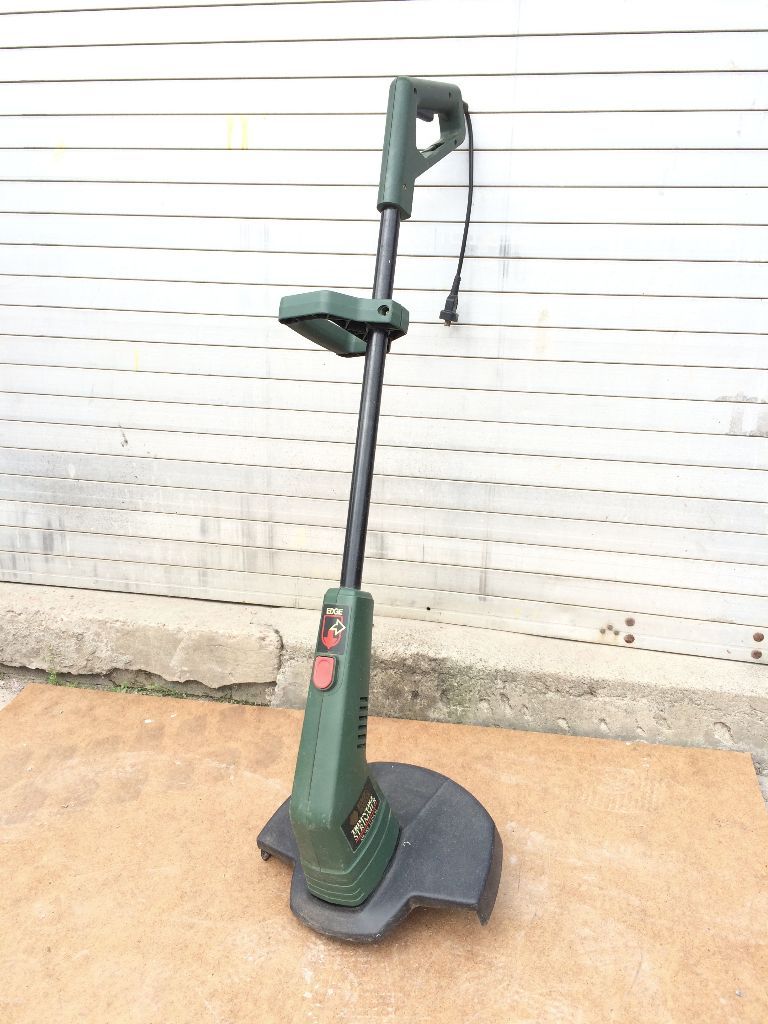 Black & Decker 12" Trim'n'Edge Strimmer GL585 in Stockport