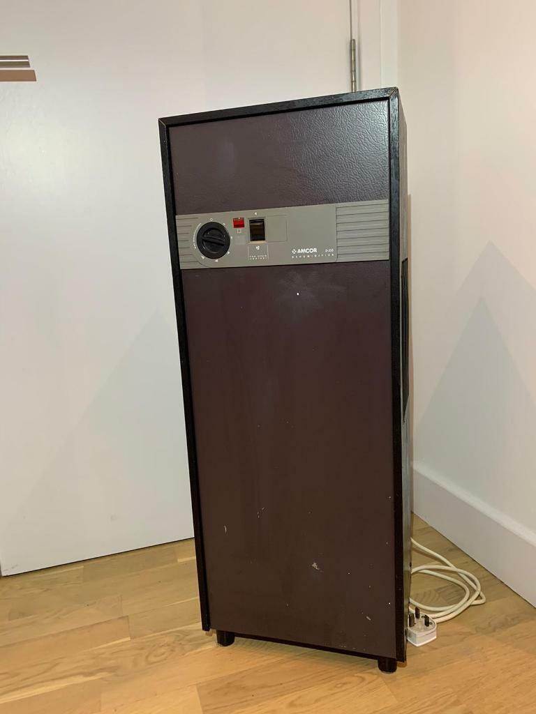 Dehumidifier large great unit vintage but works extremely well 9.5ltrs