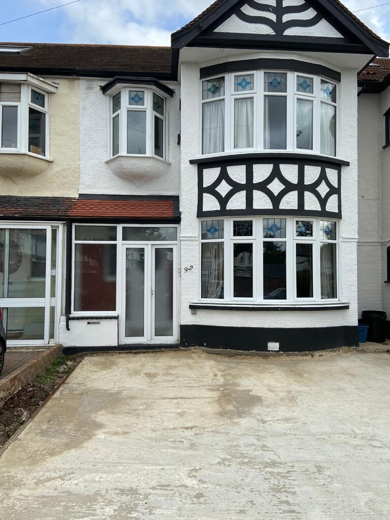 Fantastic 3 bedrooms house to rent 2 Reception ,Private driveway