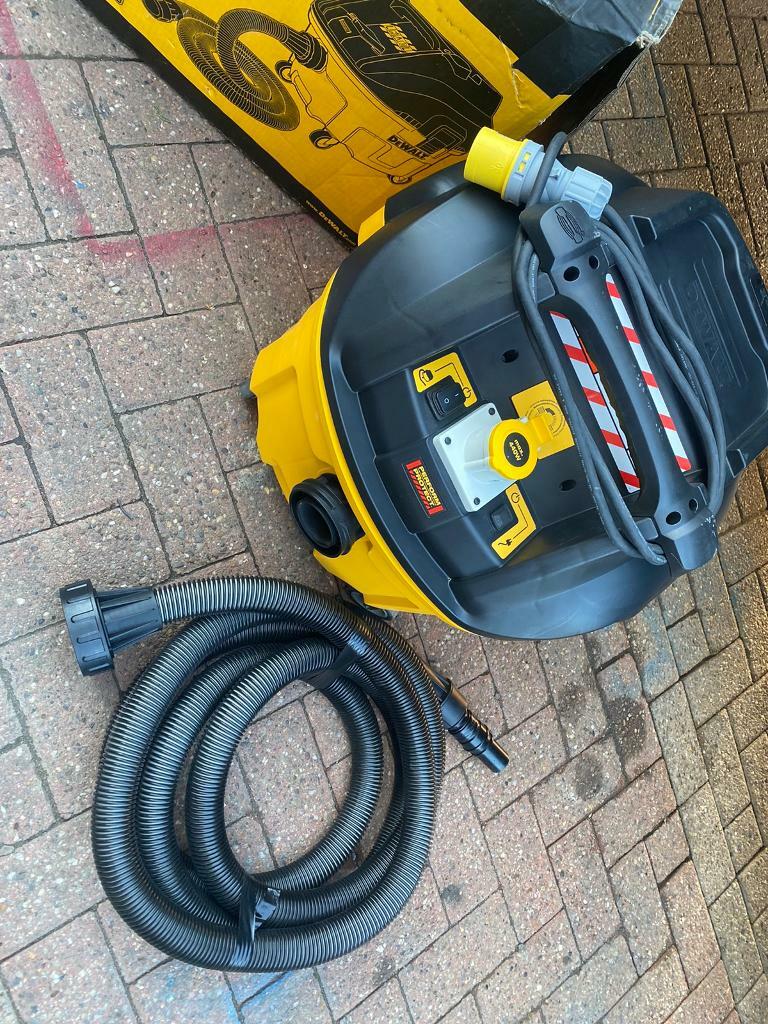 DeWalt DWV901L 230v 1400w 30 Litre Wet and Dry Dust Extractor in