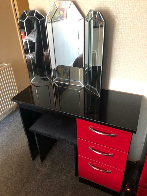 Full Bedroom 5 Piece Furniture Set Wood Black And Red Gloss Great