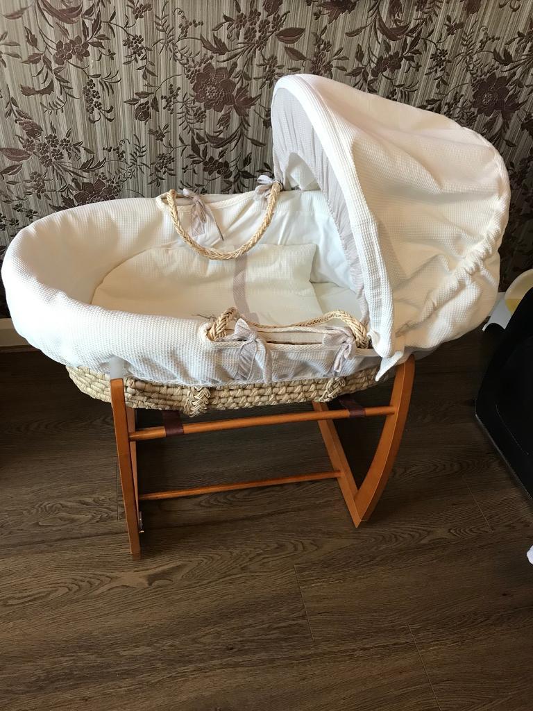 Mamas & Papas Moses basket with rocking stand + 2free BN fitted sheets