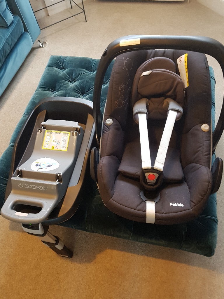 Maxi Cosi Pebble car seat (black) and Family Fix (Isofix) base; good condition in Finsbury