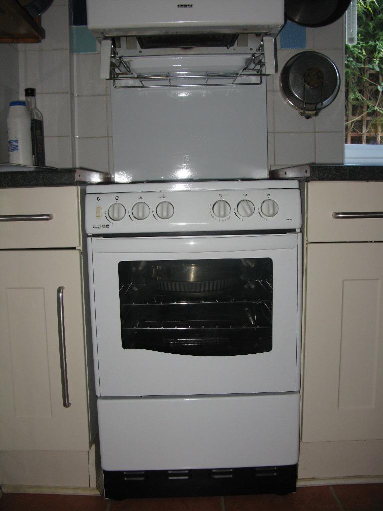 New World Gas cooker with eye level grill and 4 gas hob rings in Stourbridge, West Midlands