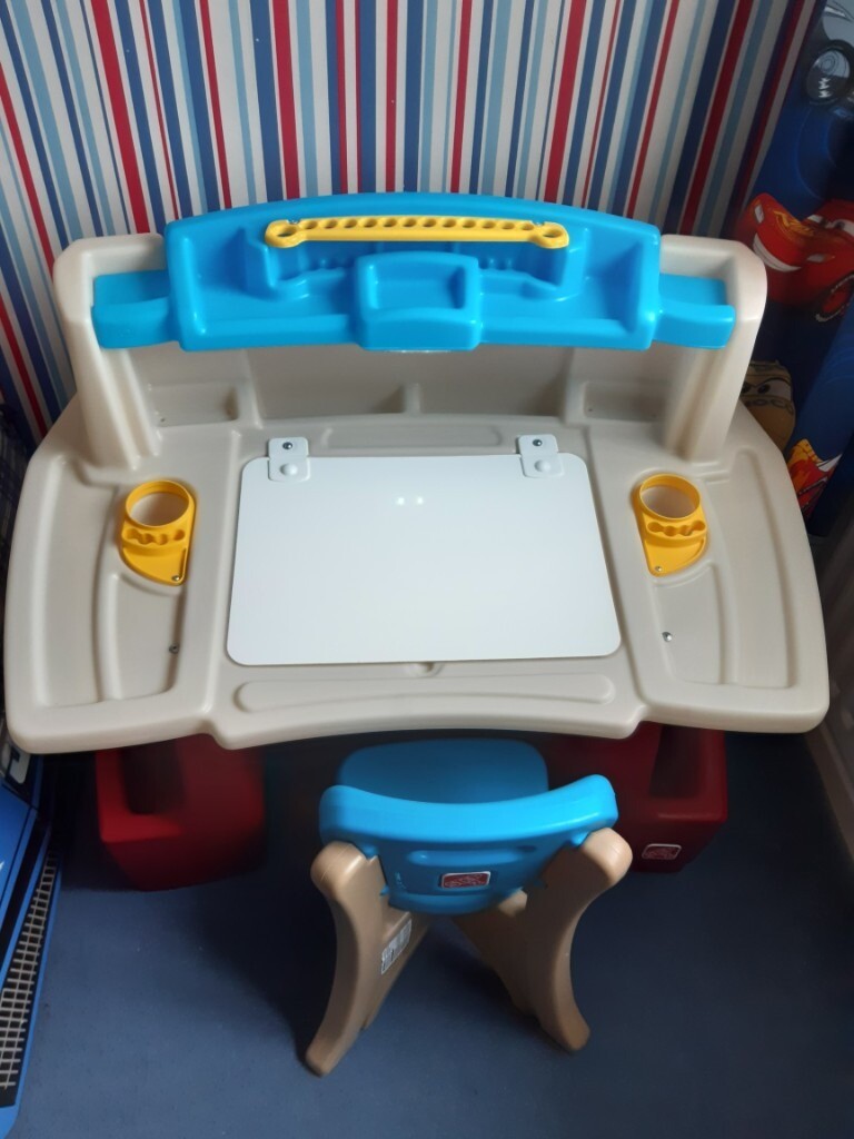Step 2 Deluxe Art Activity Desk with working light rrp.£99.99 in