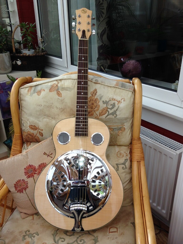 Moondog Electric Resonator Guitar with hard case, as new. in Great