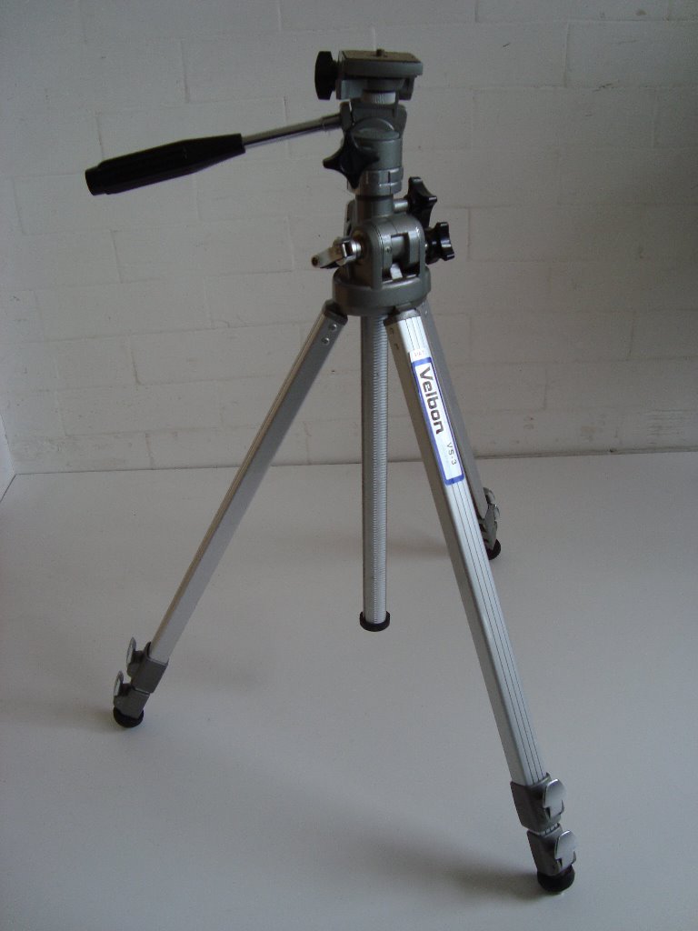Velbon Vs3 Tripod. Good used condition, in original box in