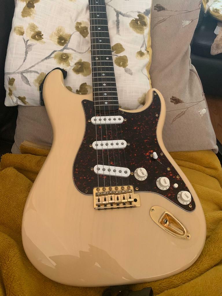 Fender MiM Deluxe Players (Super Strat) 20002001 Stratocaster with